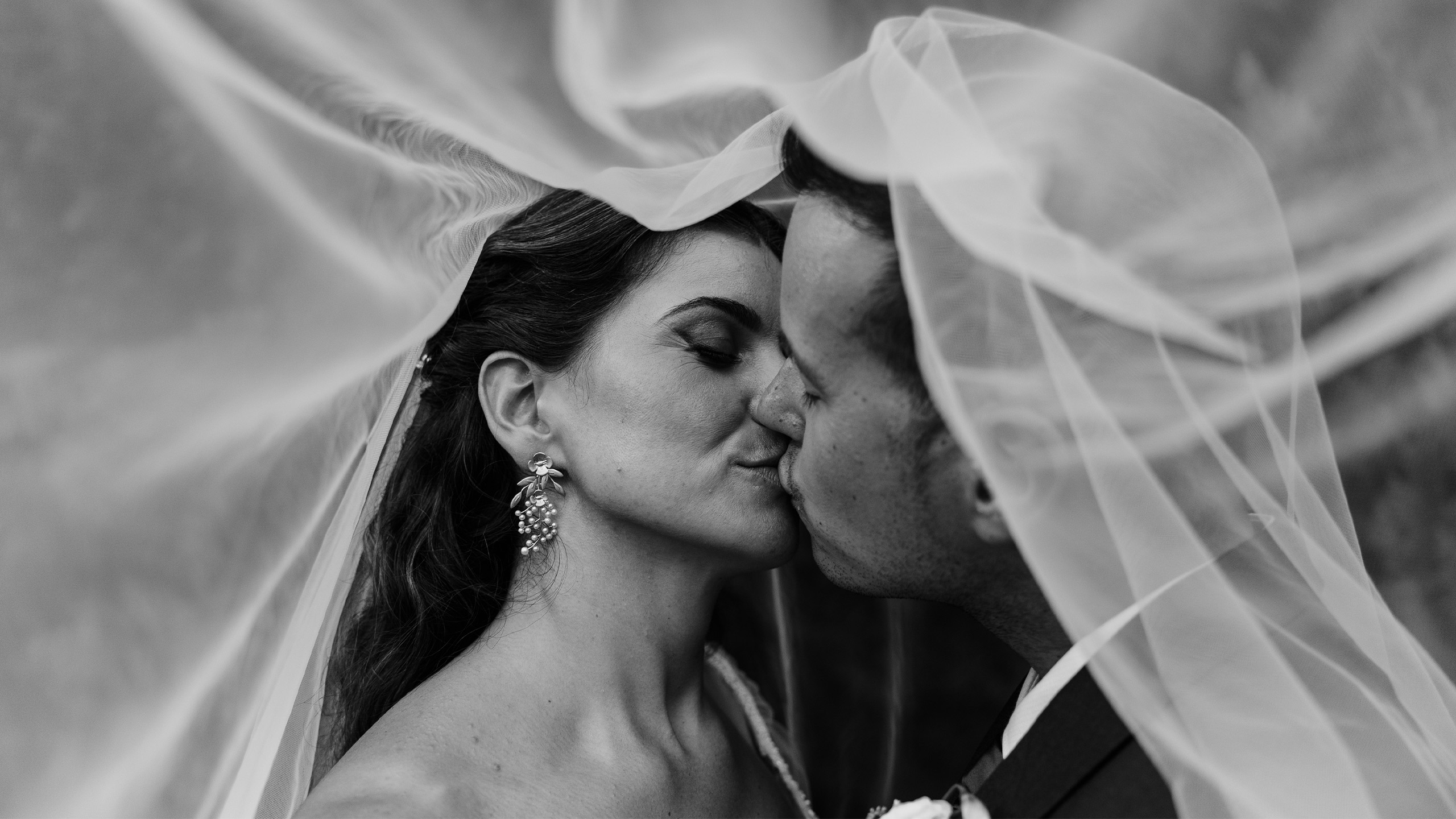 Casal de casamento em momento íntimo