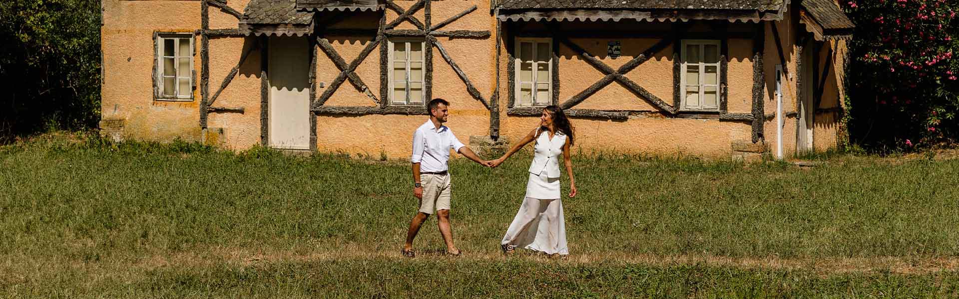 Casal de casamento em momento tranquilo